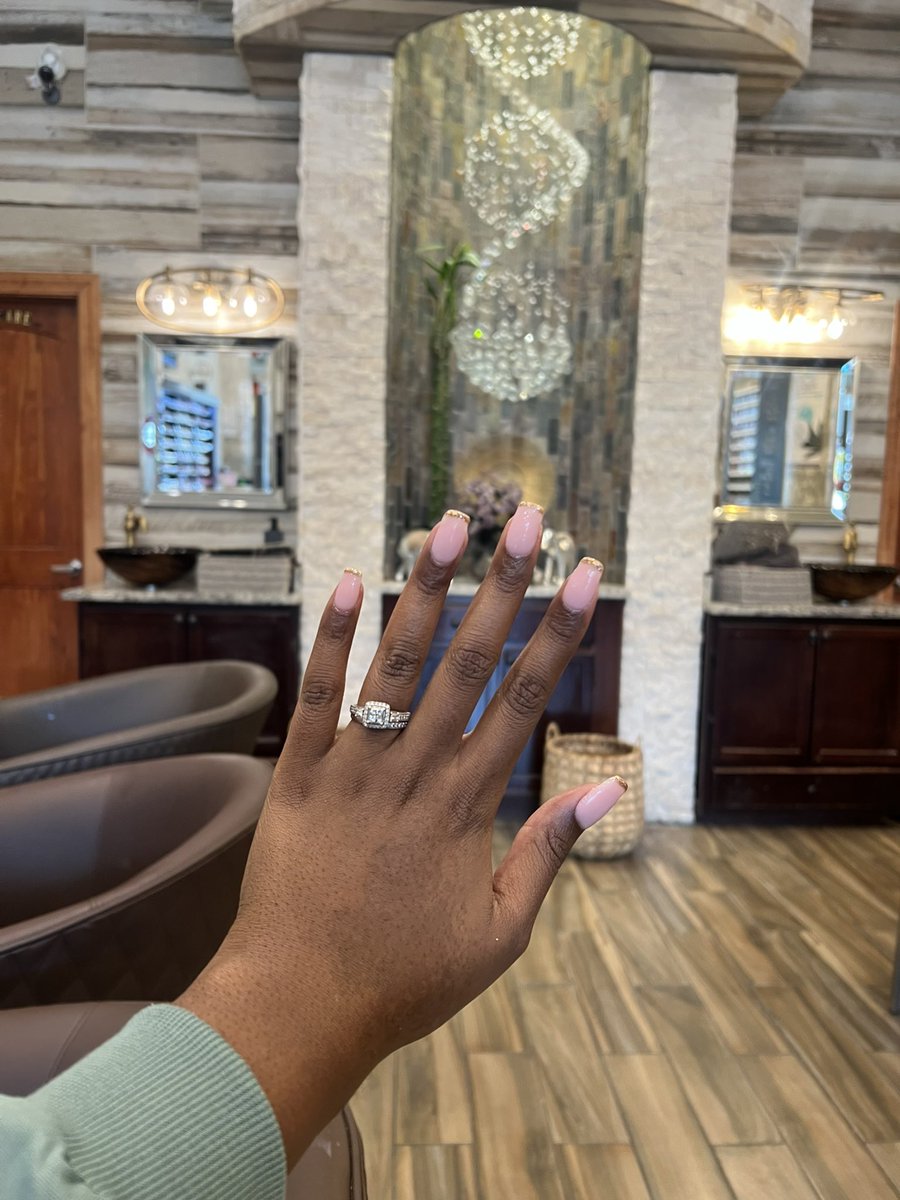 cocoacarver's tweet photo. I love simple aesthetics nails….yall can keep those long ghetto nails 😅 https://t.co/3q18B6Tw0J