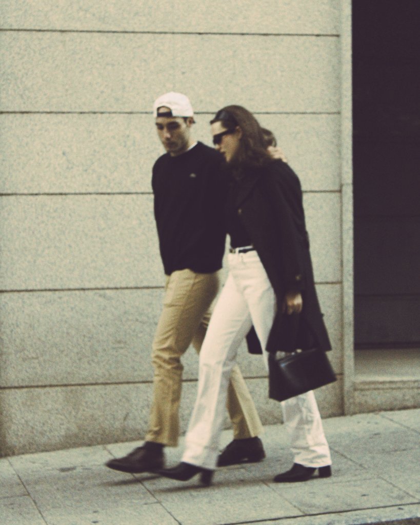 Melodrama__club's tweet photo. ¡Pillados! 

El minimalismo de los años noventa regresa más Old Money que nunca: al estilo de John F. Kennedy Jr. y Carolyn Bessette. 

#MelodramaClub #OldMoney #JFKjr #CarolynBessetteKennedy #Salamanca #SecondHand @prep_propaganda https://t.co/uaaOP0z5FP