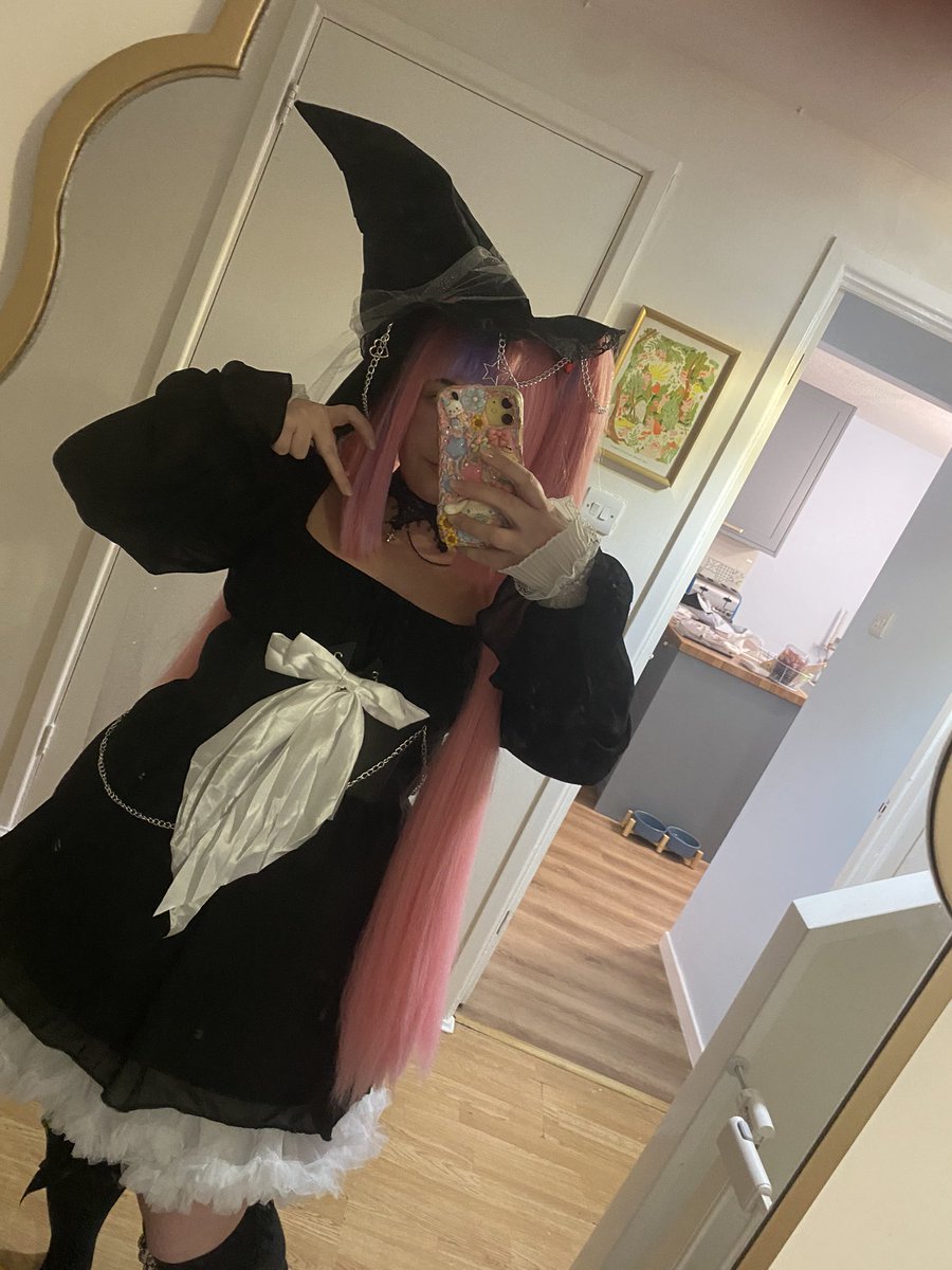 BrooksBeeHive's tweet photo. MCM London is happening at the end of the month and I couldn’t resist putting p together the new witch outfit from @ironmouse !! Not finished, but she’s getting there 🥰 #saytoncosplay https://t.co/PkuhbEDEI9