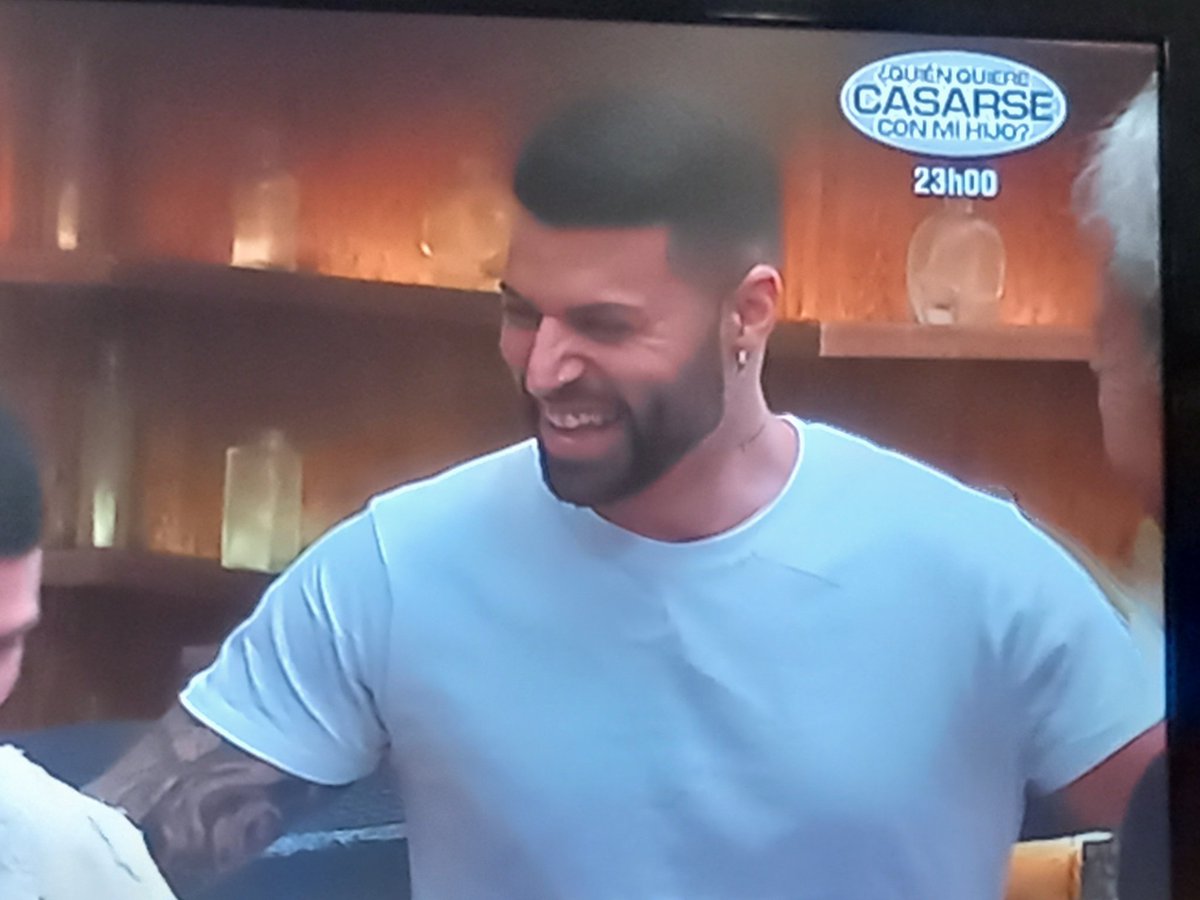 La  M de ....madre mía quiere una mujer que sepa cocinar que no salga de fiesta hacer la cama vamos una mujer de su casa jajaaj pensar como  es es tío #firsdates14O