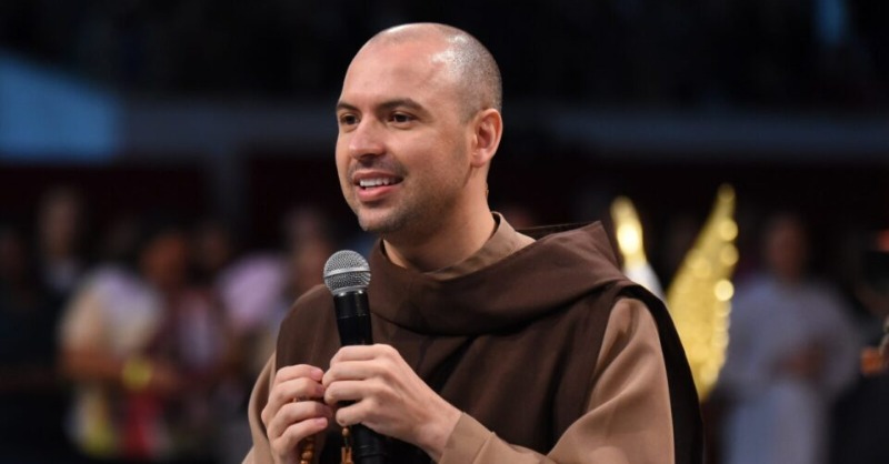 gazetadopovo's tweet photo. Quem é Frei Gilson, o religioso mais popular do país, que faz meio milhão de brasileiros rezarem às 4h da manhã
