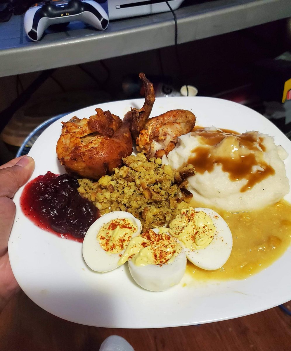miilkywei's tweet photo. Happy Turkey Day!! Here's a pic of my bf's plate 😊💞 I finally got to cook this year. I usually forget when Thanksgiving is lmao https://t.co/I13rYCcoUU