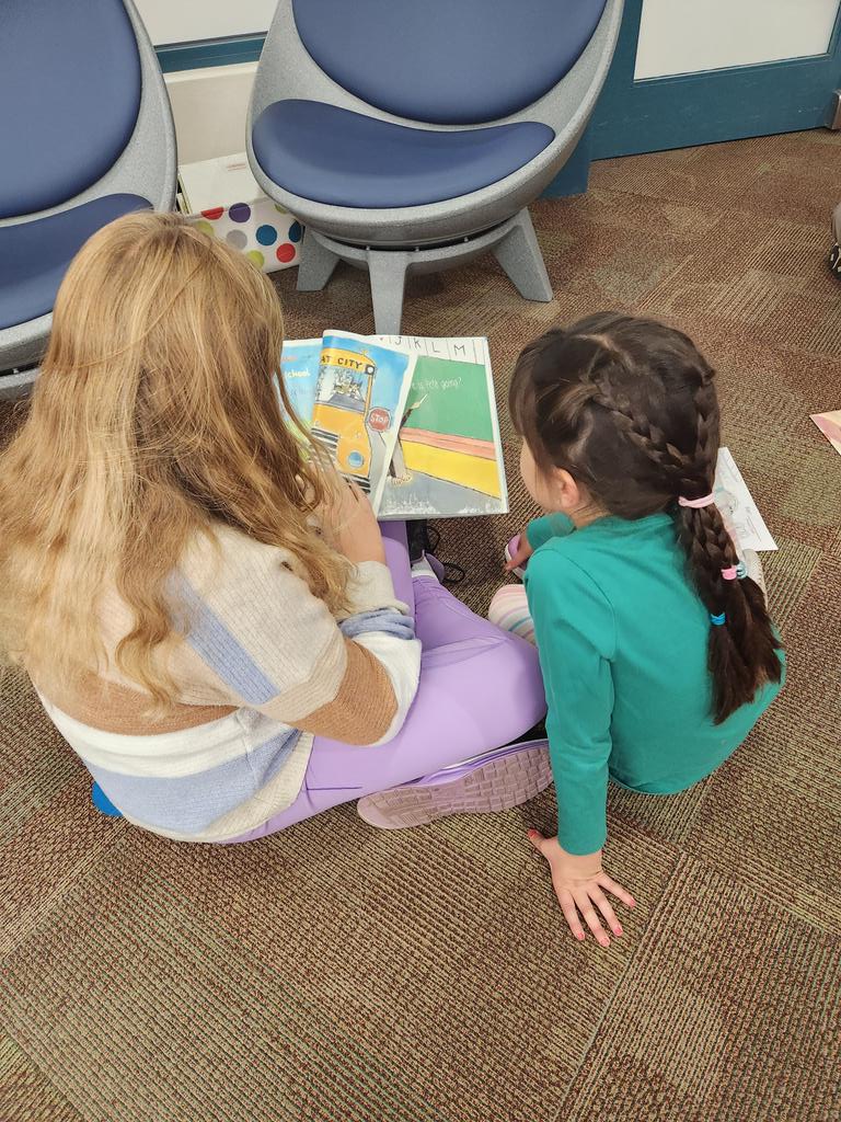 PTEMediaCenter's tweet photo. 5th grade Media Leaders helping our 1st graders is magical!💙🧡📚 @PrairieTracePTO @PrairieTrace1 https://t.co/cHjCRbKLZR