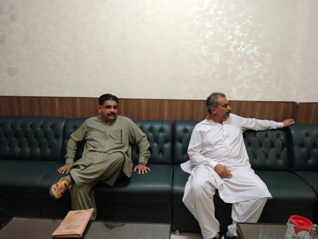 QasimAliShah81's tweet photo. صوبائی وزیر سید قاسم علی شاہ اپنے دفتر میں مختلف ضلعوں سے آئے ہوئے مہمانوں سے ملاقات کررہے ہیں !!
سید قاسم علی شاہ نے مہمانوں سے ملاقات کے موقع پر انکے مسائل سنے اور مسائل کے حل کیلئے احکامات جاری کئے !!
#PTI #SQAS #PK81
@PTIofficial
@ImranKhanPTI https://t.co/P9LjaHiv5R