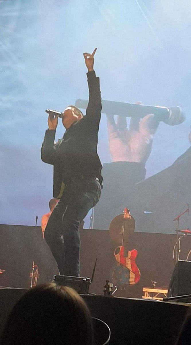 RobertmizzellF's tweet photo. Photos of Robert Mizzell performing at The Farmers Bash last year π Thanks Orla for letting us use them πΆπ #RobertMizzell #FarmersBash #SseArena #belfast https://t.co/IJcfnaJAxG