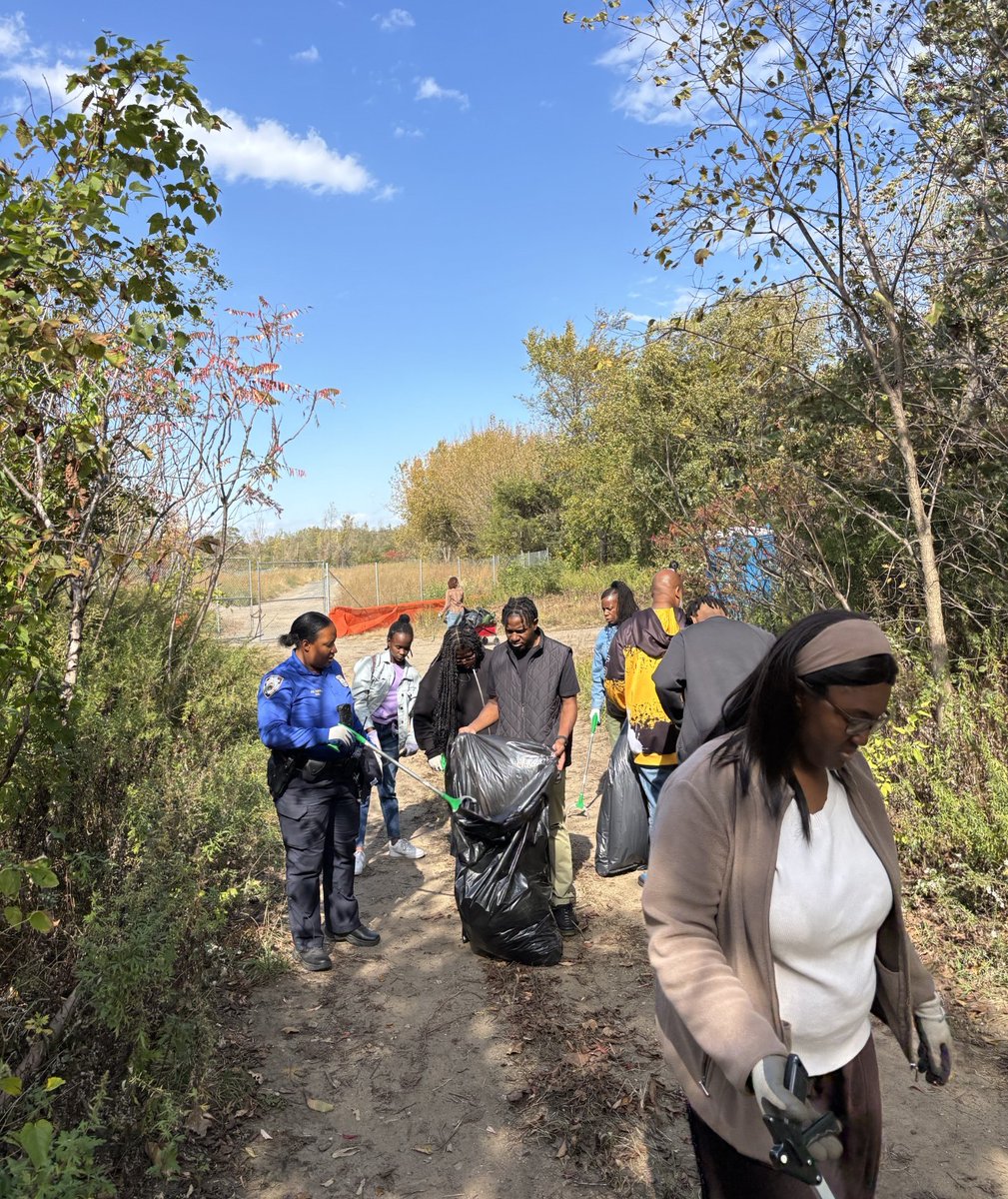NYPD105Pct's tweet photo. This afternoon #CommunityAffairs joined the #EasternQueensAlliance in Brookville for their "Community Clean Up" event. We picked up various types of garbage along the hiking trail. 👟👟🌻🌼🍁🍂🌾🌲🦋 https://t.co/3ajFlE6f4V