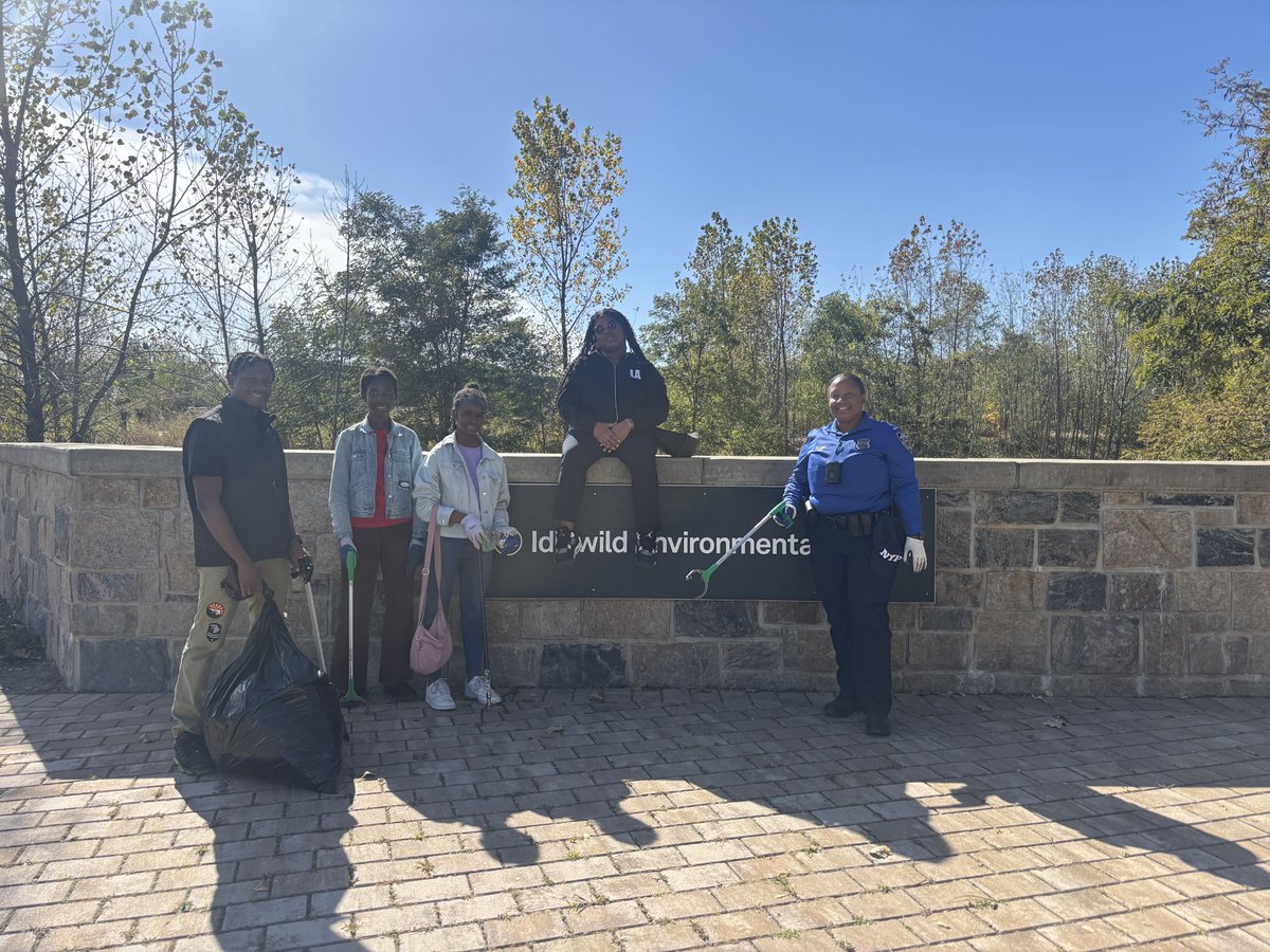 NYPD105Pct's tweet photo. This afternoon #CommunityAffairs joined the #EasternQueensAlliance in Brookville for their "Community Clean Up" event. We picked up various types of garbage along the hiking trail. 👟👟🌻🌼🍁🍂🌾🌲🦋 https://t.co/3ajFlE6f4V