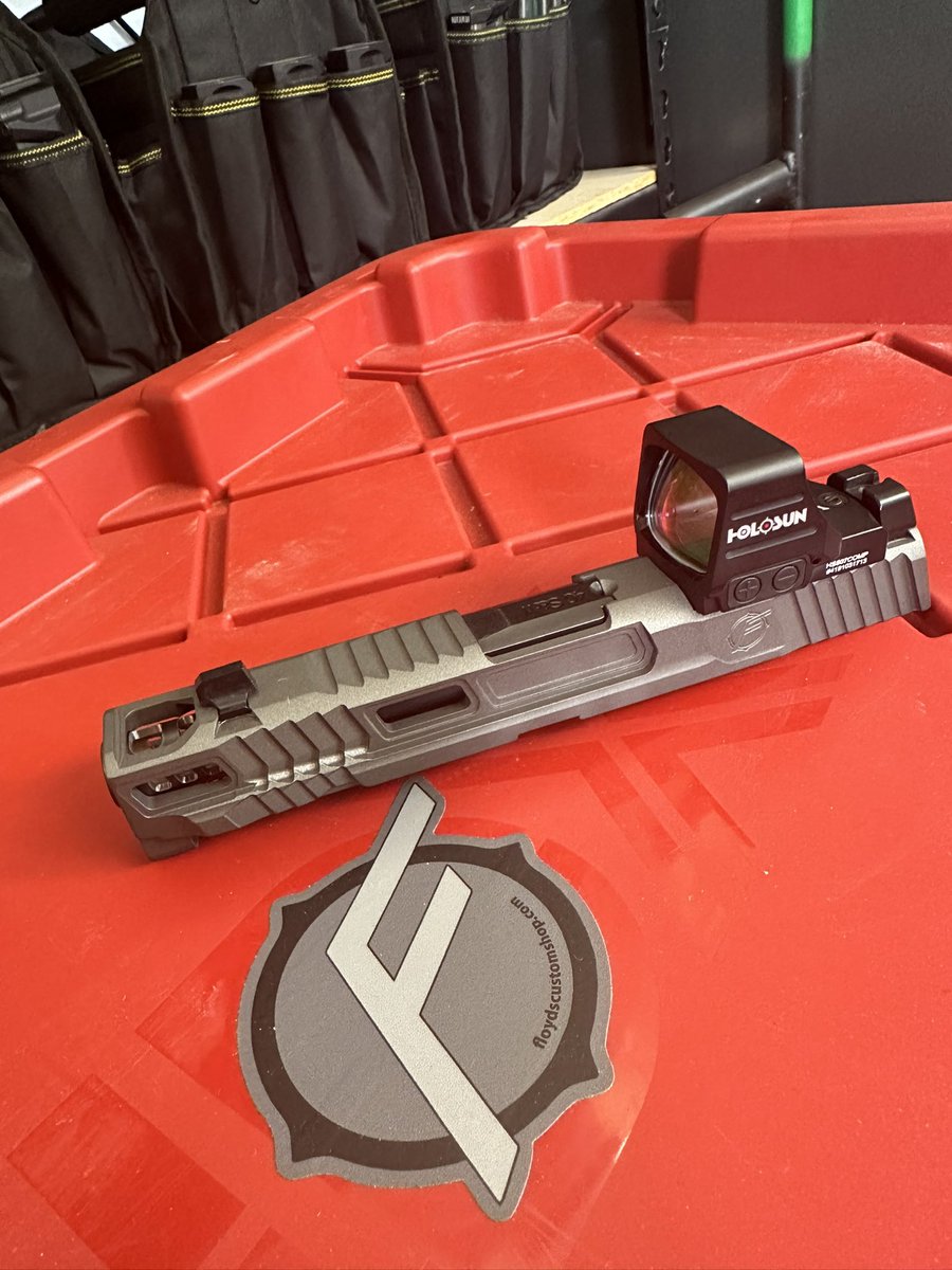 FloydsCustomS's tweet photo. The Poseidon Commander! #floydscustomshop #floydsposeidon #floydscommanderporting #mandp #mandp2point0 #mandpmonday #edc #customguns #customslides #portedguns #smithandwesson https://t.co/xGSCZOazD0
