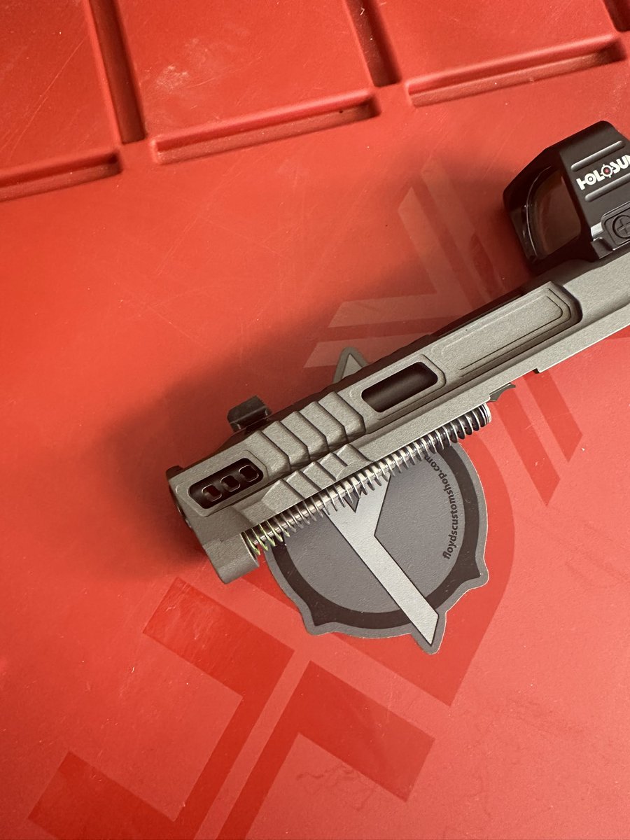 FloydsCustomS's tweet photo. The Poseidon Commander! #floydscustomshop #floydsposeidon #floydscommanderporting #mandp #mandp2point0 #mandpmonday #edc #customguns #customslides #portedguns #smithandwesson https://t.co/xGSCZOazD0
