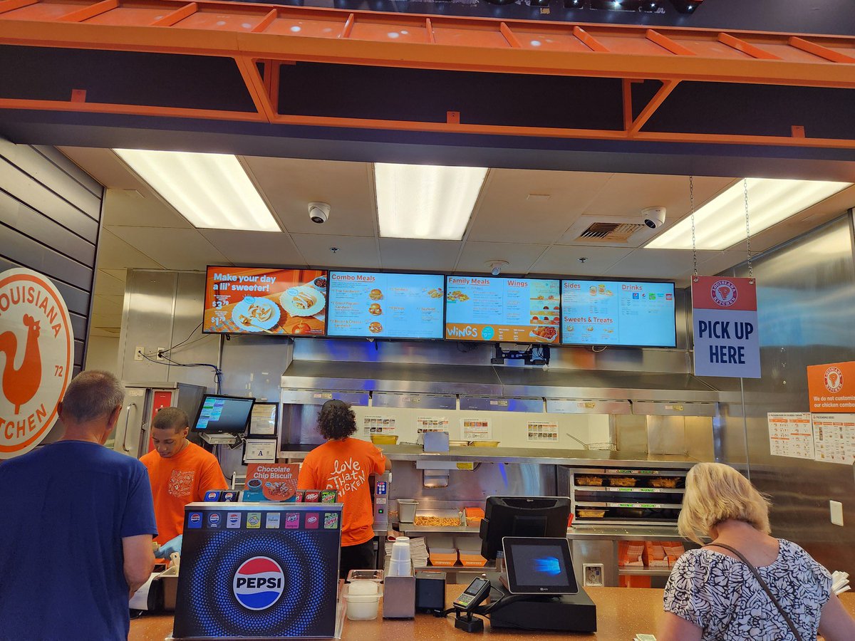 cnote_vegas's tweet photo. Popeyes at the #DirtyCastle no longer sells Chicken on bone just boneless. When asked the guy working about it they said only sell boneless now π³
#NotMyPics https://t.co/jXAE85cPKh
