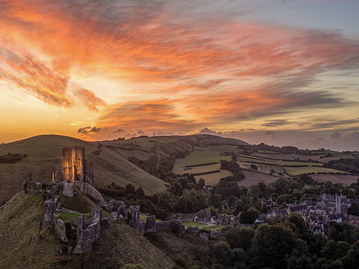 DorkingCamera's tweet image. Our 1st print comp of the year. The judge Tim Morland had 49 images to browse. Club class entries scoring 9 went to: @Callum75: Corfe Castle at Dawn &amp;amp; Julia Forsyth: New Born. 9.5 went to: @Callum75 Meet me at sunset &amp;amp; Helen Bannan_Portrait of an Eurasian Eagle Owl  🧵1/5