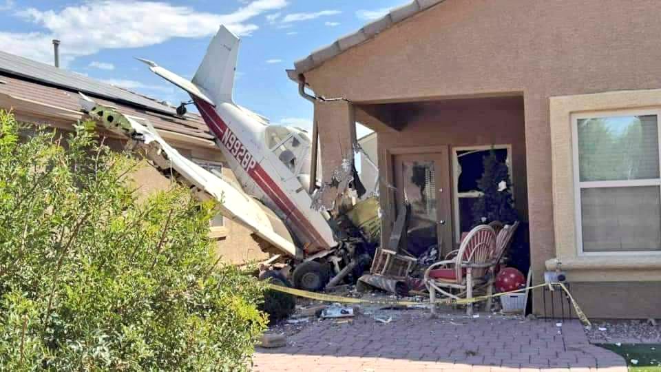 ivancp25's tweet photo. #AccidenteAéreo de monomotor #PiperPawneeBrave PA-36 285 (N9928P) de #QualityAviation en Pima County, #Marana, #Arizona, #EEUU 🇺🇸. Cayó en una urbanización de viviendas, llevándose por delante el tejado de 2 casas. Estaba fumigando plantaciones de cereales. Piloto ileso. 11-10-24 https://t.co/XkAJoFGMId