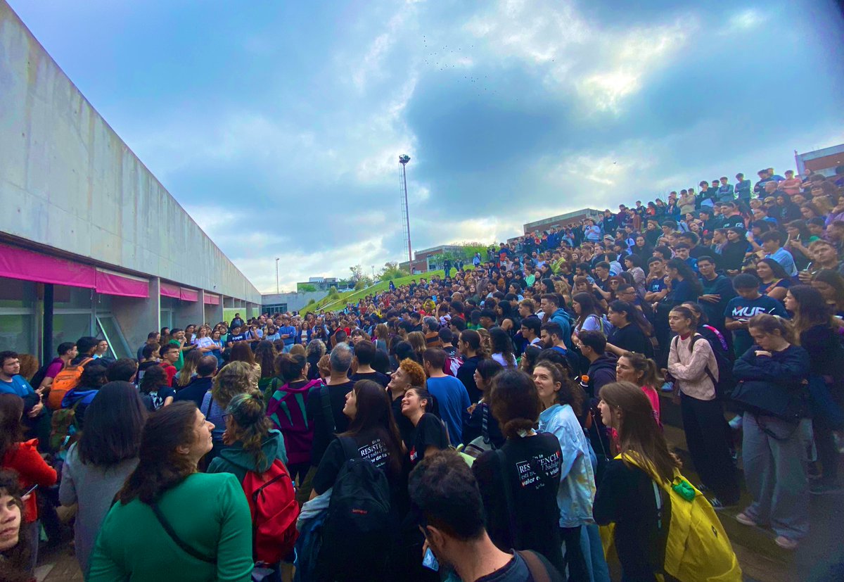✊🏼 La Universidad Pública nos llama a defenderla.

Los de ayer y los de hoy, por los de mañana.