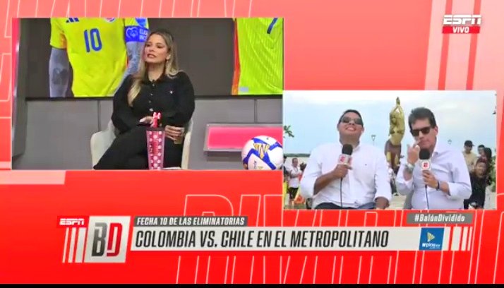 jeriscassiani's tweet photo. Buenas tardes mis queridas, apreciadas y hermosas 😍😍😍 @MelisaMarArtuz y @nicoleregnier11 conectado con ustedes #BalonDividido con el cubrimiento y previo de Colombia vs chile acá en Barranquilla. Besos y abrazos 😘🤗. Feliz y bendecida semana y que mañana gane 🇨🇴⚽🎉🥳 https://t.co/zdVIn1WriP