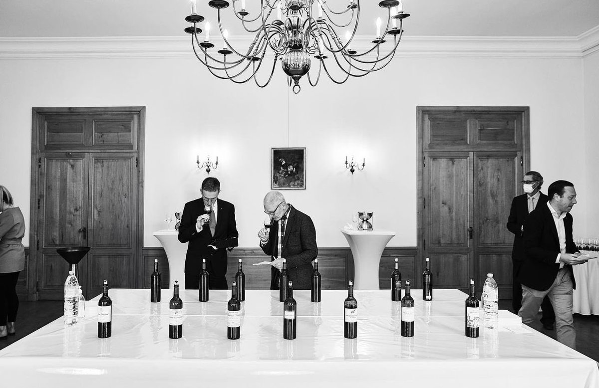 Juan Trujillo nos lleva a Burdeos y su universo comercial pasado y presente.
Suscribete ya al número 6 en innoble.es
Disponible 15 de noviembre.