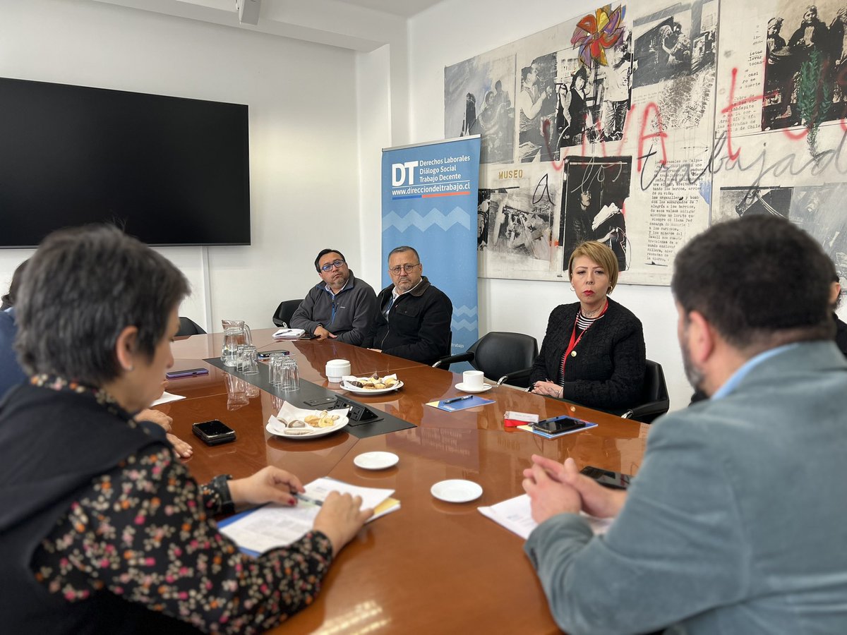 El director Pablo Zenteno y la subdirectora Laura Vásquez encabezan la primera reunión con los representantes del Consejo de la Sociedad Civil (COSOC) de la DT que inicia sus labores hasta 2027. Participaron Karen González de
<a href="/FedWalmart/">Federación Walmart</a> y Gino Tramontina de
<a href="/CallRipley/">Sindicato Ripley Call Center</a>