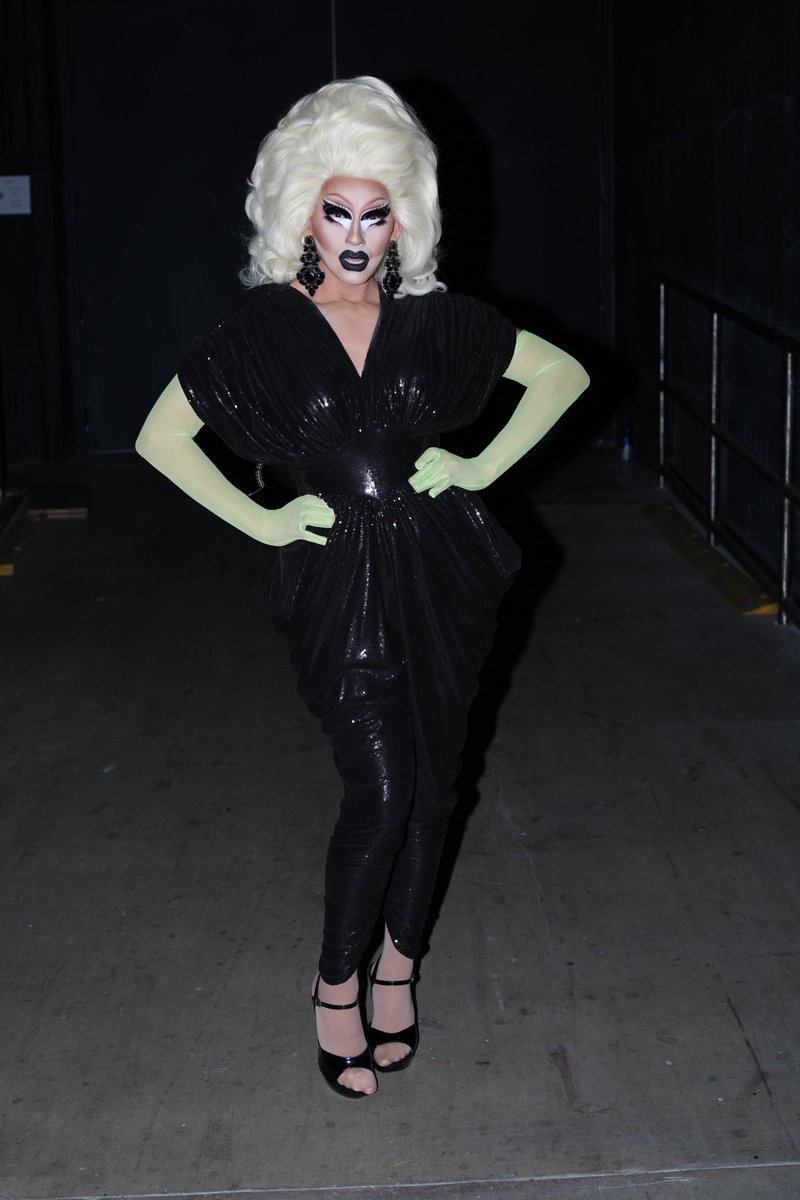 trixiemattel's tweet photo. back in black. FEATURE by @TrixieCosmetics 💄 https://t.co/5APd154sCE