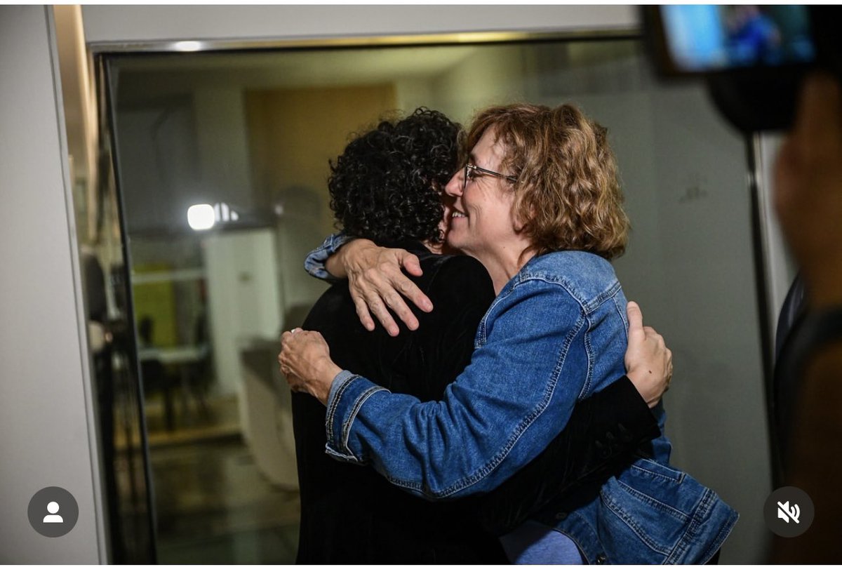 meiusferres's tweet photo. Gràcies, estimada @martarovira, per no defallir mai. 

Gràcies per l'honestedat, el coratge, la lleialtat, la visió estratègica. 

Per haver-nos cohesionat i haver-nos fet sentir l'orgull de pertànyer a Esquerra.

Per com has empoderat les dones d'aquest partit. https://t.co/L7xPwzVWs7