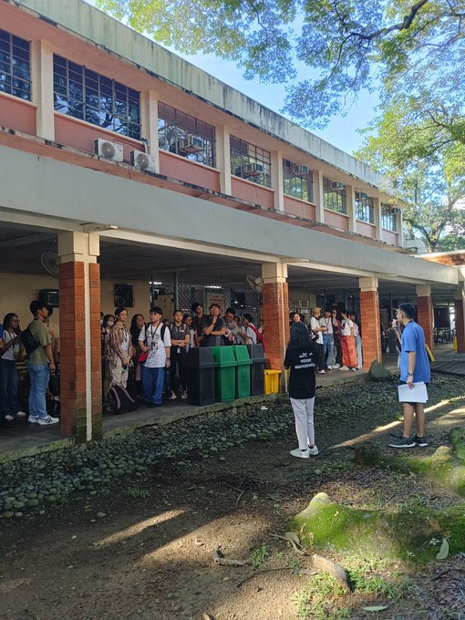 TheGUIDON's tweet image. HAPPENING NOW: Baybayin Ateneo orients participants as they prepare to depart for Liwaliw sa Luntian sa Siyudad: Ecotourism Trip sa Nagtatalabang Buhay-
Urban at Kalikasan sa Lungsod Quezon, a trip for Talakayang Alay sa Bayan (TALAB) 2024. | via @Kit_TheGDN…
