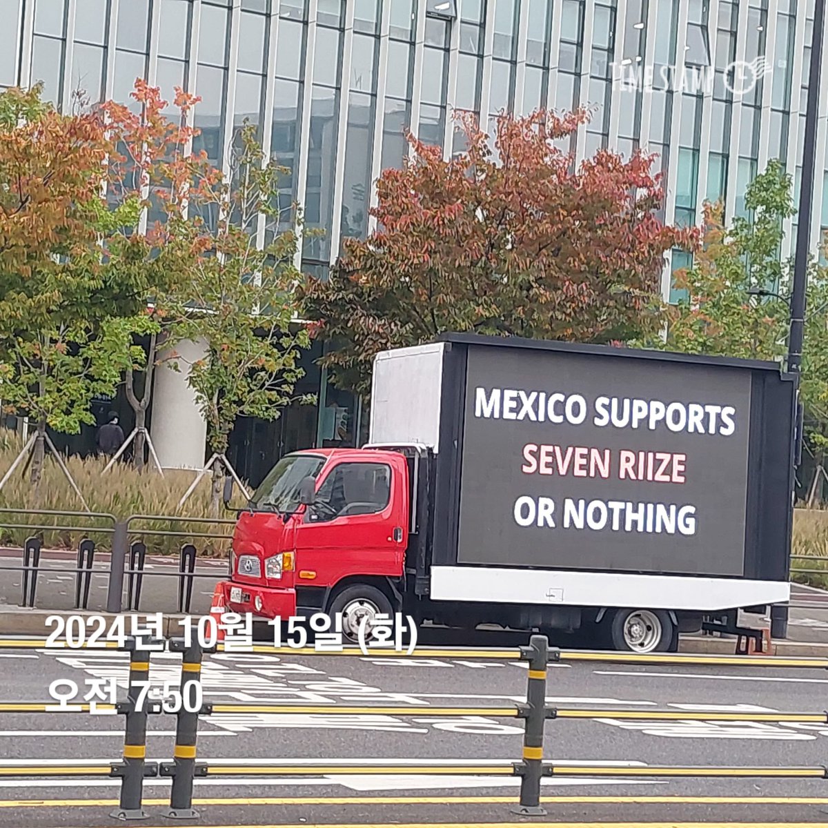 tyongigi's tweet image. SUPPORT TRUCKS FOR #SEUNGHAN AND #RIIZE FROM MEXICO AND LATAM HAVE ARRIVED IN FRONT OF THE SM BUILDING 😭‼️🙌📣 

#JUSTICE_FOR_SEUNGHAN 
#AlwaysWithSeunghan 
#SMSupportsBullying 
#SEUNGHAN #홍승한
#2024MAMAVOTE