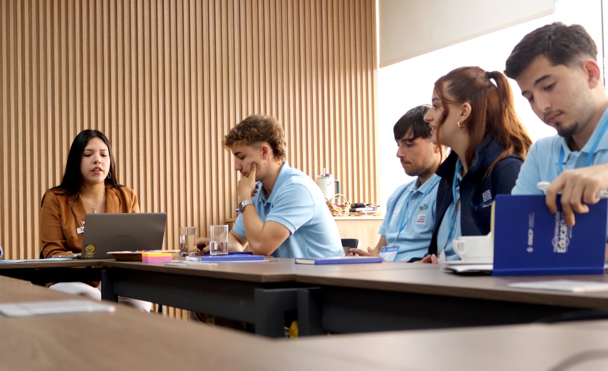 En UNESCO trabajamos con y para la juventud.
Hoy acogimos a representantes uruguayos 🇺🇾 del Parlamento Juvenil del Mercosur (<a href="/ANEP_Uruguay/">ANEP</a>) y representantes peruanos 🇵🇪 de Juventud Política y Desarrollo (<a href="/JPD_peru/">Juventud, Política y Desarrollo 🇵🇪</a>).
Dialogamos sobre #Educación #Tecnología #IgualdadDeGénero