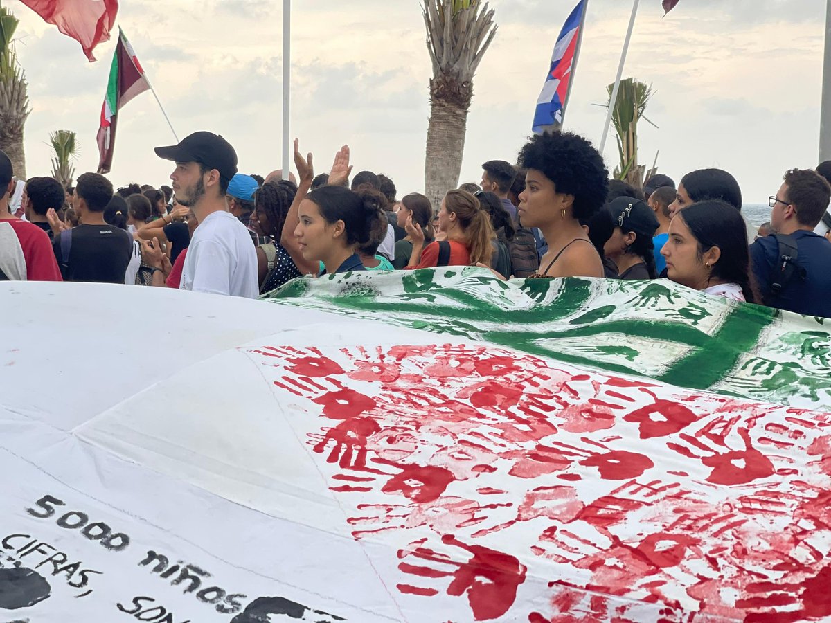 📸| La Tribuna Antimperialista fue testigo de expresiones de condena al crimen perpetrado por el Estado de Israel contra la población civil indefensa. <a href="/CubaMINREX/">Cancillería de Cuba</a> e @IsriCuba se sumaron a este reclamo.

El pueblo palestino tiene derecho a vivir en paz.

#FreePalestine