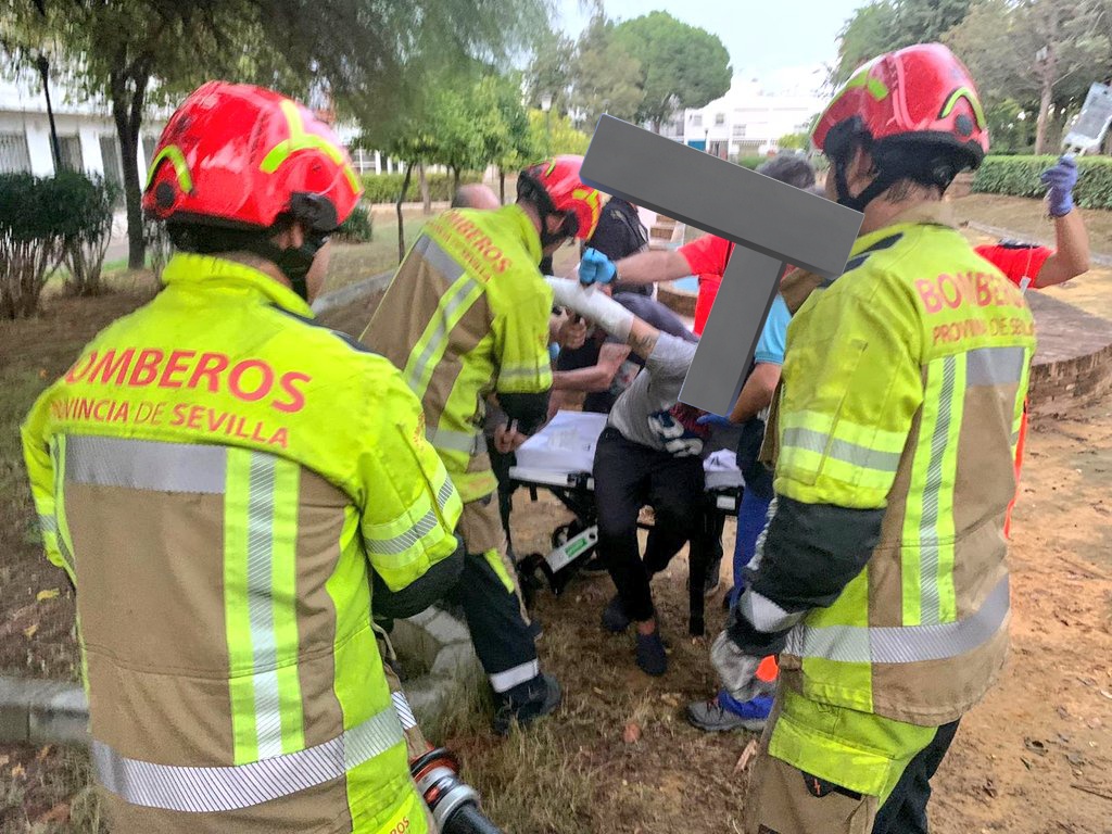 19:25, la dotación del parque de #Santiponce (Solo 3👨🏻‍🚒) es activada por varón que ha sufrido #accidente y tiene un brazo ensartado en una verja de hierro.
Se cortó con cizalla hidráulica la verja para poder ser atendido y trasladado por <a href="/061EPES/">@061Andalucia</a> a 🏥.

#Bomberos #Aljarafe