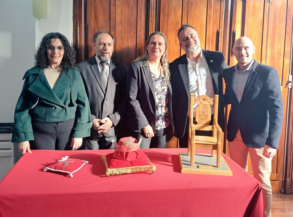 baskovcmariabel's tweet photo. 📍En el marco del Aniversario N°138 de #Trelew iniciamos del 14 al 20 de octubre la Semana del Eisteddfod
✅️Junto a la Asociación Eisteddfod del Chubut y Asociación San David presentamos los "atributos de la edición 2024": Medalla de Plata, Sillón Bárdico y Corona de Plata 🇦🇷🏴󠁧󠁢󠁷󠁬󠁳󠁿 https://t.co/sBK2sREiZI