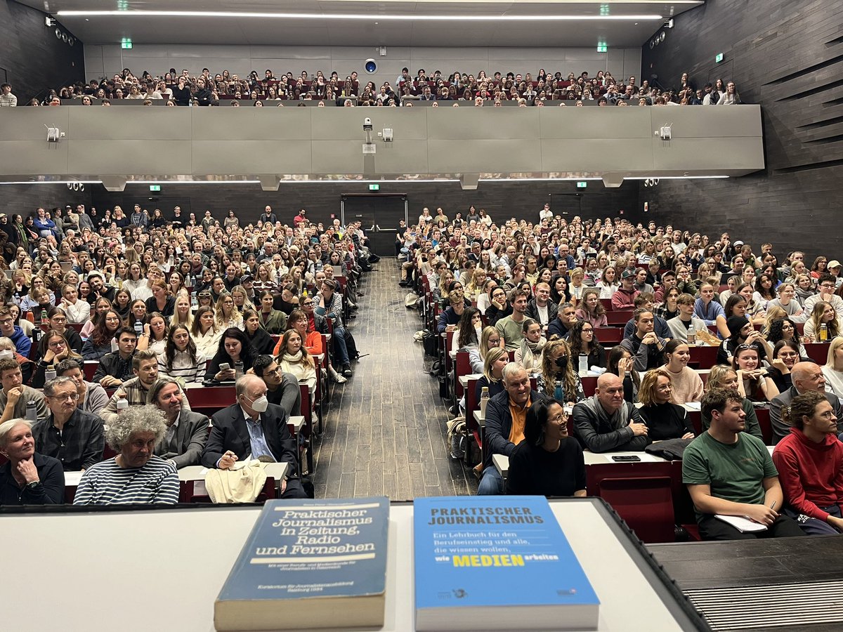 Sehr viel Interesse für die Präsentation unseres Buches heute Abend im Audimax. Danke an alle fürs Kommen!
Mehr Infos zum Buch: arminwolf.at/2024/07/31/das…