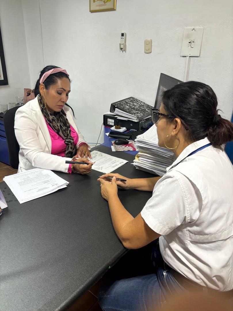 Reunion de la Contralora  Municipal Dra. Karina Montes con la Lcda. Sara Pérez Dir. RRHH, con la finalidad de revisar y aprobar las solicitudes de nuestros trabajadores