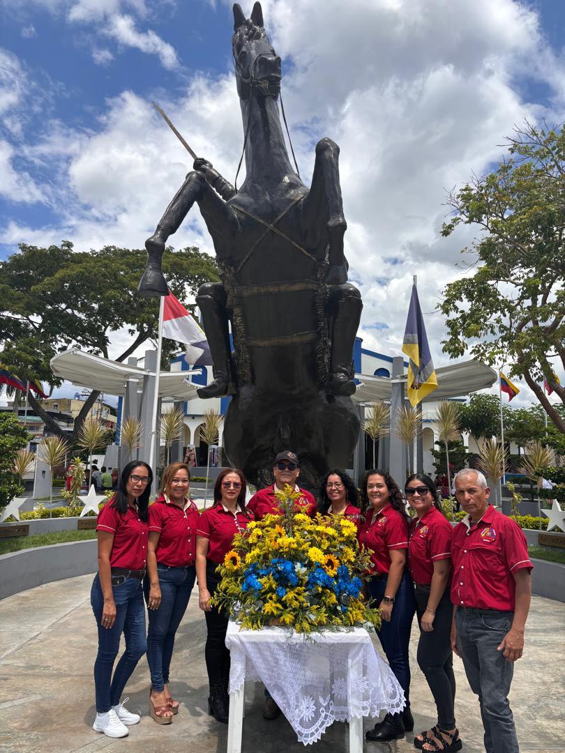 En el marco de la celebración de los 34 aniversario de la Contraloría Municipal de Bruzual, la Dra Karina Montes en compañía de todo su tren de trabajo, realizaron ofrenda floral en la Plaza Bolívar de Chivacoa. 

Cómo parte de los actos conmemorativos de la celebración