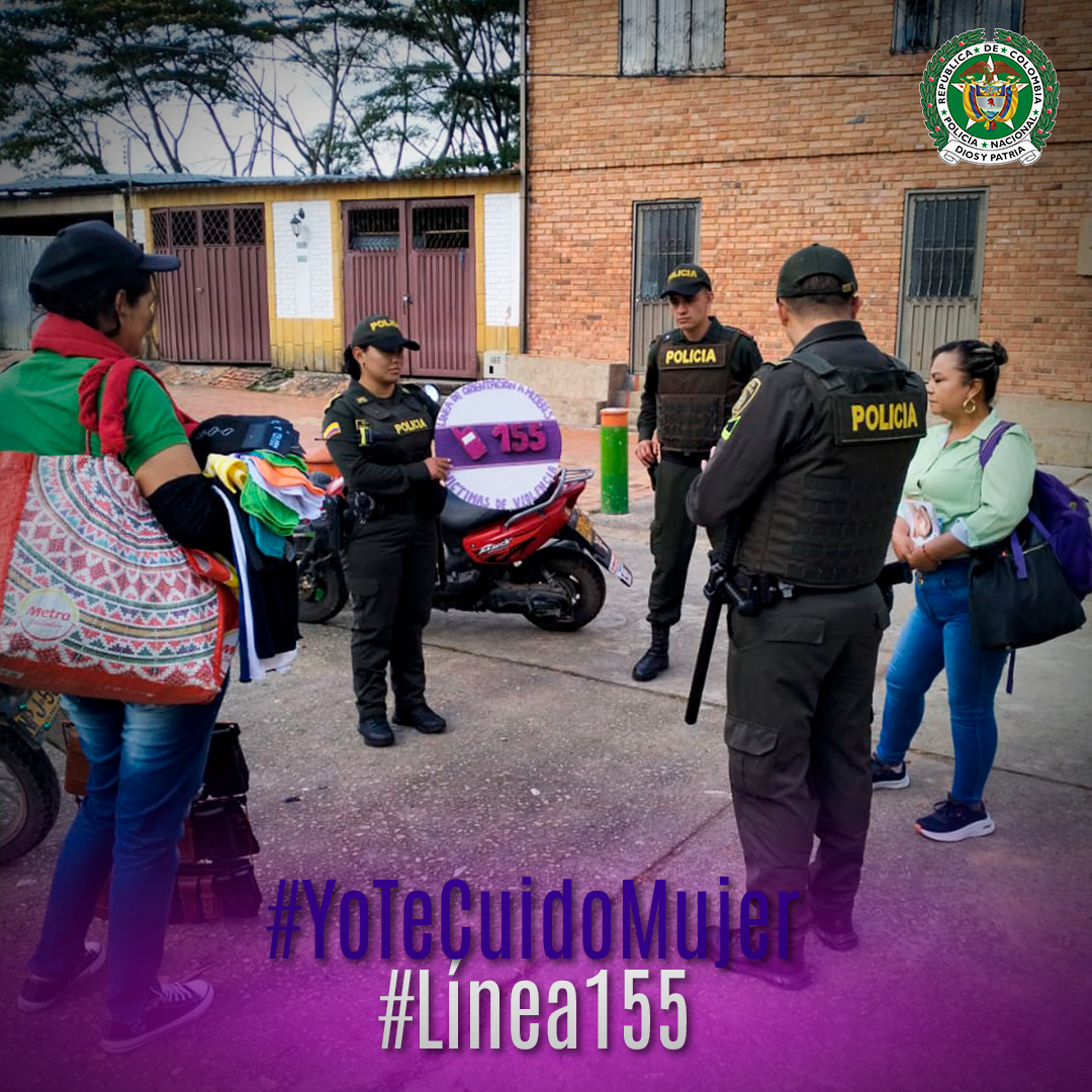 PoliciaStander's tweet photo. En #Gambita, nuestros uniformados socializan la línea #155, un canal de atención para mujeres víctimas de violencia, brindando orientación y apoyo en la protección de sus derechos. Seguimos comprometidos con la seguridad y bienestar de todos. #NiUnaMás #YoTeCuidoMujer https://t.co/f5LmEthwSR