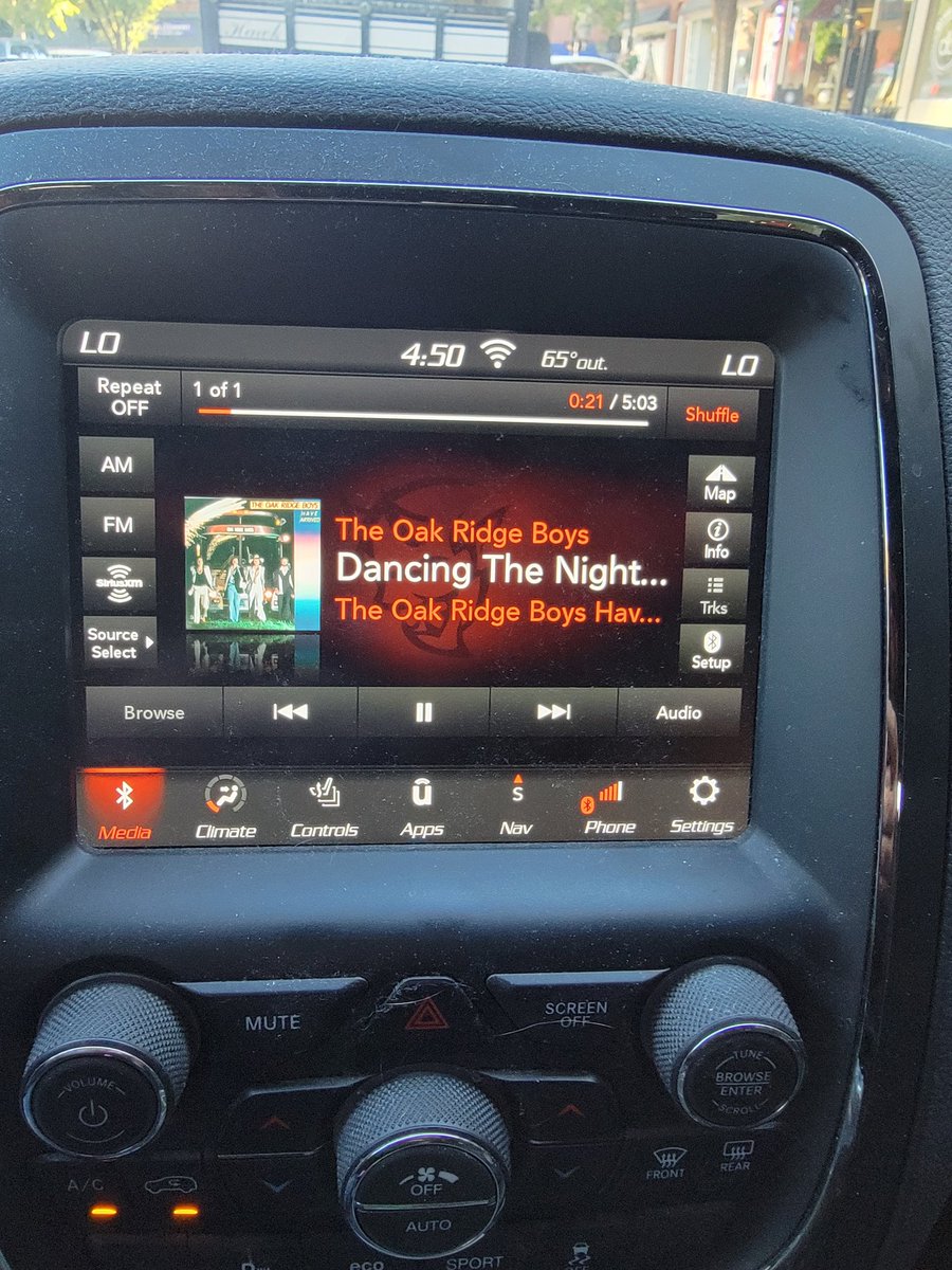 westat2's tweet photo. @oakridgeboys @DUANEALLEN @wlgolden  sing it @joebonsall https://t.co/sDVegJXcjS