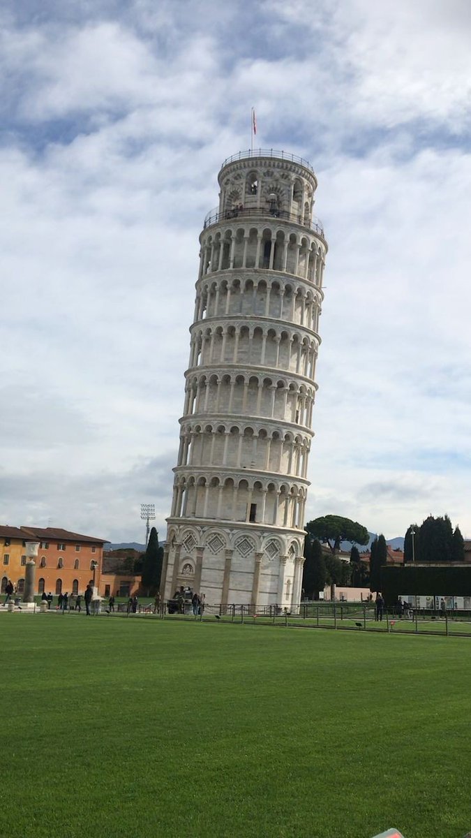 LouisTNeuro's tweet photo. Um dos raros momentos que dá para tirar foto apenas da Torre de Pisa sem ter alguém tentando "segurar" ela https://t.co/p6y0ao9jNM