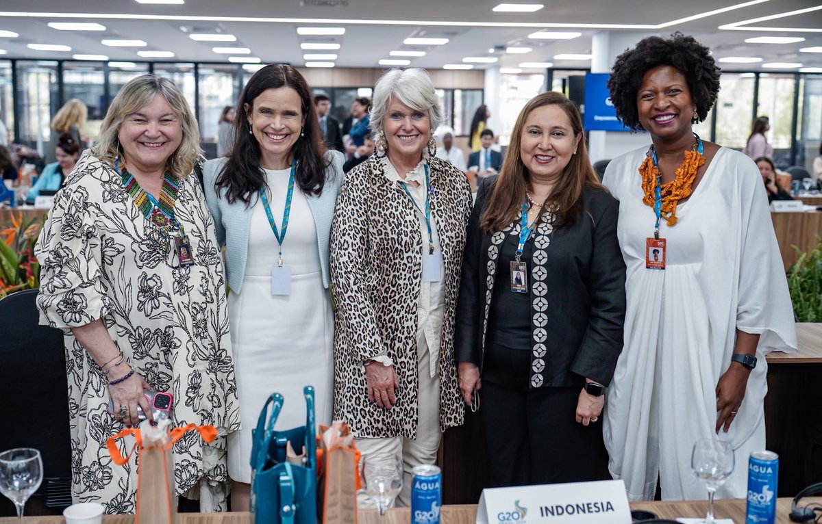 France au Brésil 🇫🇷🇪🇺 (@franceaubresil) on Twitter photo 👏 Adoção, na sexta-feira, de uma declaração da presidência brasileira 🇧🇷 do #G20 sobre igualdade de gênero!
Pela voz de <a href="/RomeIsabelle/">Isabelle Rome</a>, Embaixadora dos Direitos Humanos, a 🇫🇷 defendeu uma posição ambiciosa sobre a igualdade entre mulheres e homens. 👩🏼🧔🏽 👏 Adoção, na sexta-feira, de uma declaração da presidência brasileira 🇧🇷 do #G20 sobre igualdade de gênero!
Pela voz de <a href="/RomeIsabelle/">Isabelle Rome</a>, Embaixadora dos Direitos Humanos, a 🇫🇷 defendeu uma posição ambiciosa sobre a igualdade entre mulheres e homens. 👩🏼🧔🏽