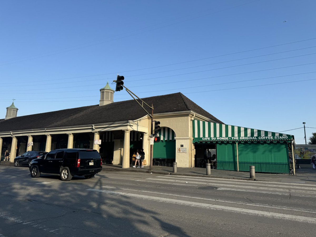 hitadrum's tweet image. After watching the movie @ChefCarlCasper it was a dream to come here and experience @N_O_CafeDuMonde and taste the goodness @Jon_Favreau #beignets #cafedumonde