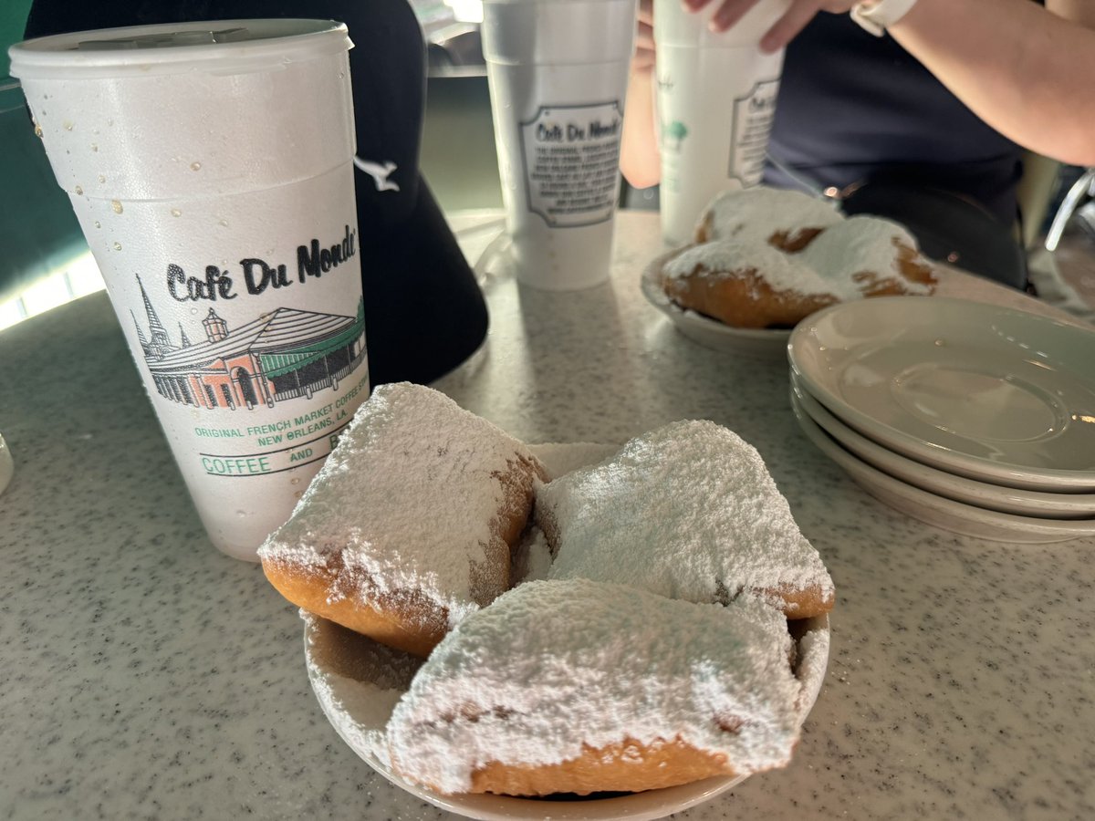 hitadrum's tweet image. After watching the movie @ChefCarlCasper it was a dream to come here and experience @N_O_CafeDuMonde and taste the goodness @Jon_Favreau #beignets #cafedumonde
