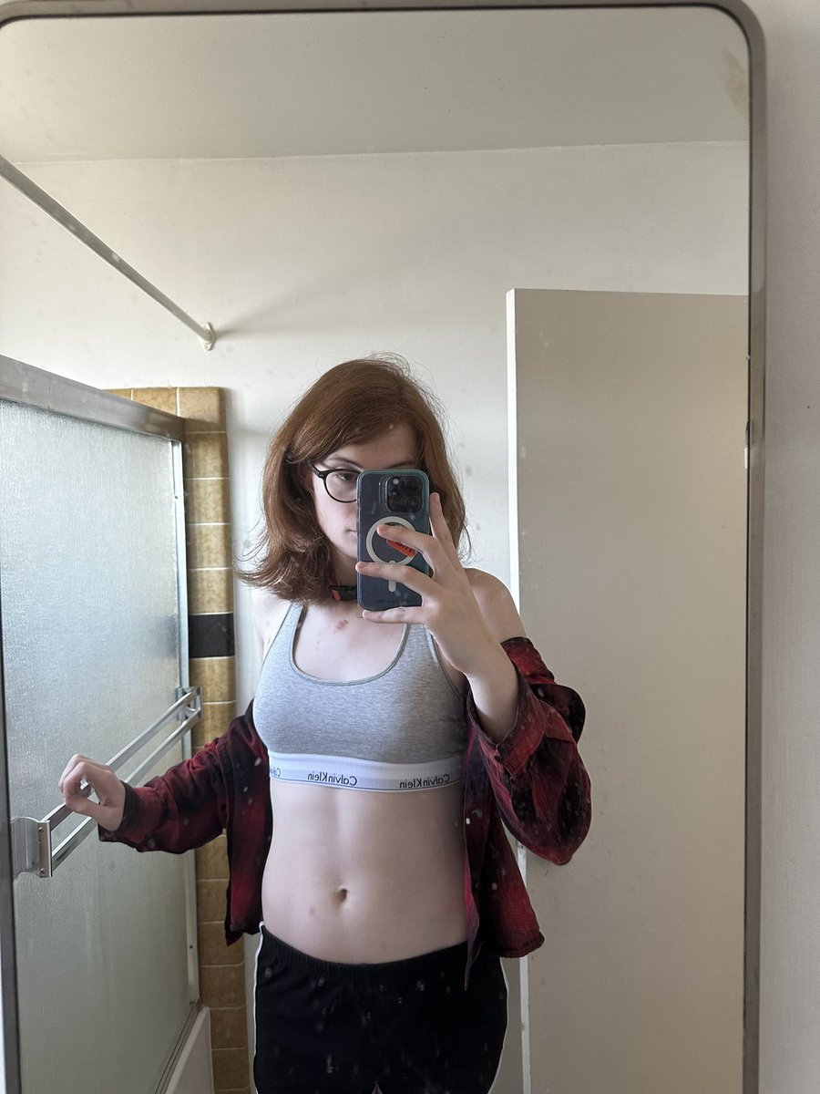 trgtalks's tweet photo. today is the day im gonna kiss a pretty girl so hard she forgets what her name is https://t.co/1ksjM1VwVb