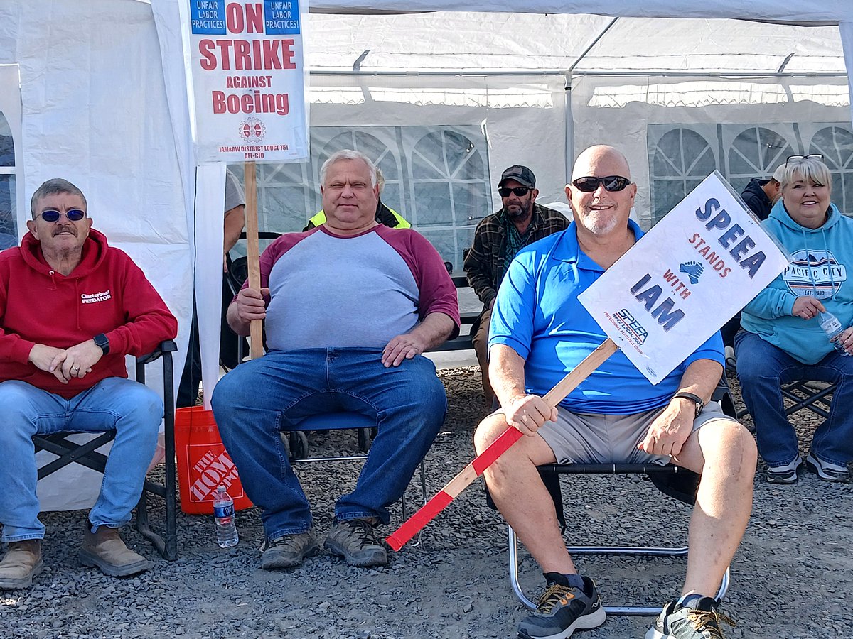Members of <a href="/speea/">SPEEA</a> joined striking <a href="/IAM751/">IAM Union District 751</a> #Machinists on their picket line outside #Boeing's Moses Lake facility today.