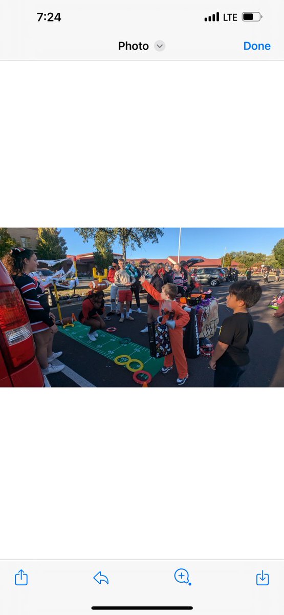 📣Cheerleaders at Taft Festival last week…passing out candy to trick or treaters, and were joined by Supt. Murphy!🔴⚫️
<a href="/MCSPresidents/">Marion City Schools</a>