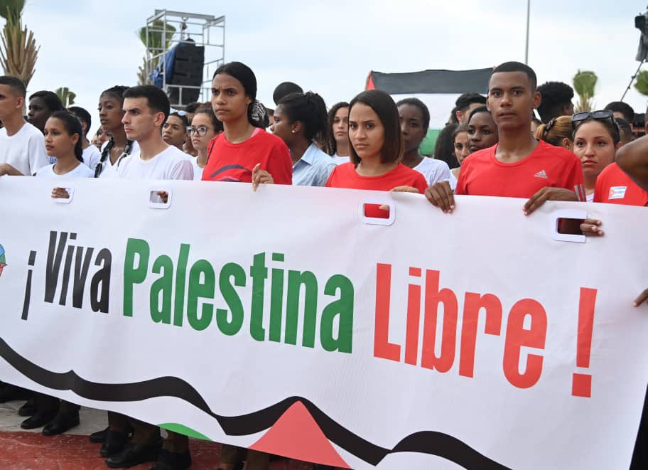 DiazCanelB's tweet photo. Contra el genocidio en #Gaza y #Líbano; contra el intento israelí de exterminar al noble pueblo palestino; contra la impunidad imperial a los genocidas, #Cuba marcha con nuestra demanda histórica: "Cese la filosofía del despojo y cesará la filosofía de la guerra". #FreePalestine https://t.co/L1QehwcJQv