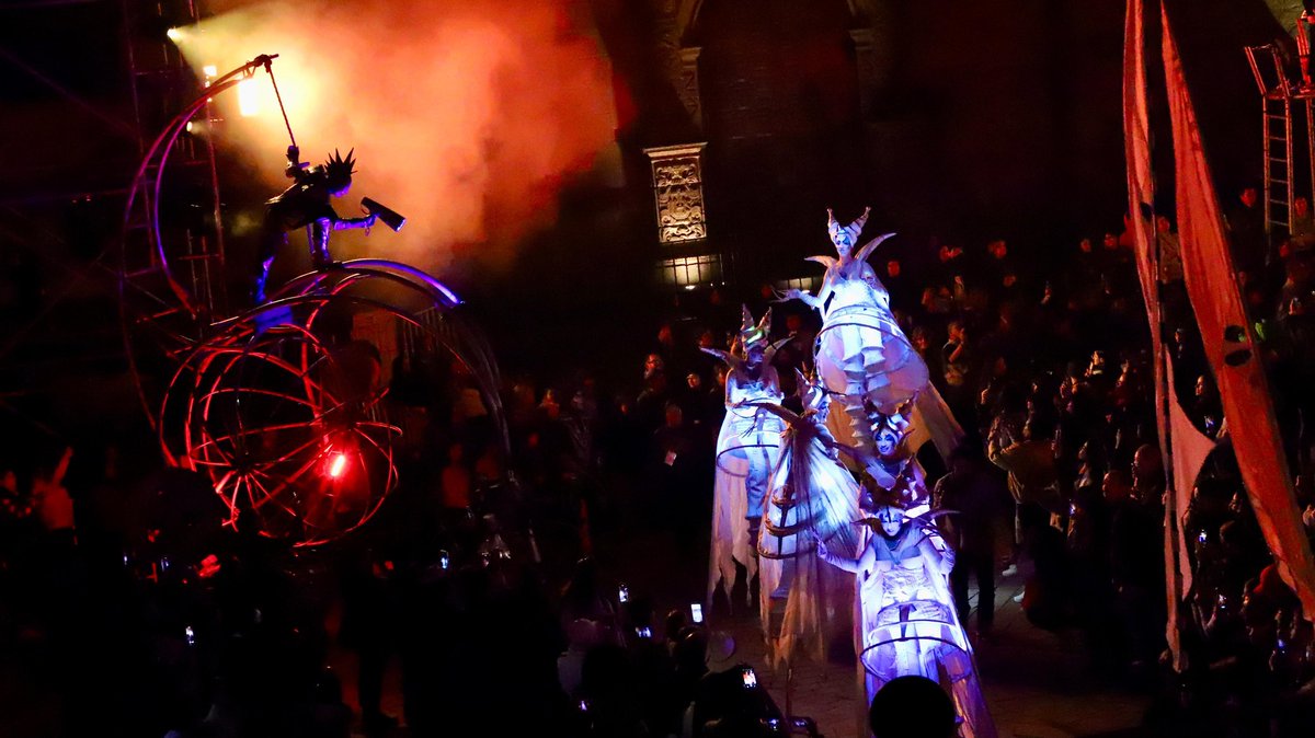 DavidMonrealA's tweet photo. ¡Así inició el Festival Internacional de Teatro de Calle Zacatecas 2024! Con una increíble puesta en escena a cargo de la compañía Close-Act Theatre, la Plaza de Armas se convirtió en el escenario ideal, abarrotada por la gente zacatecana y nuestros visitantes. https://t.co/lVO4ksx6VP