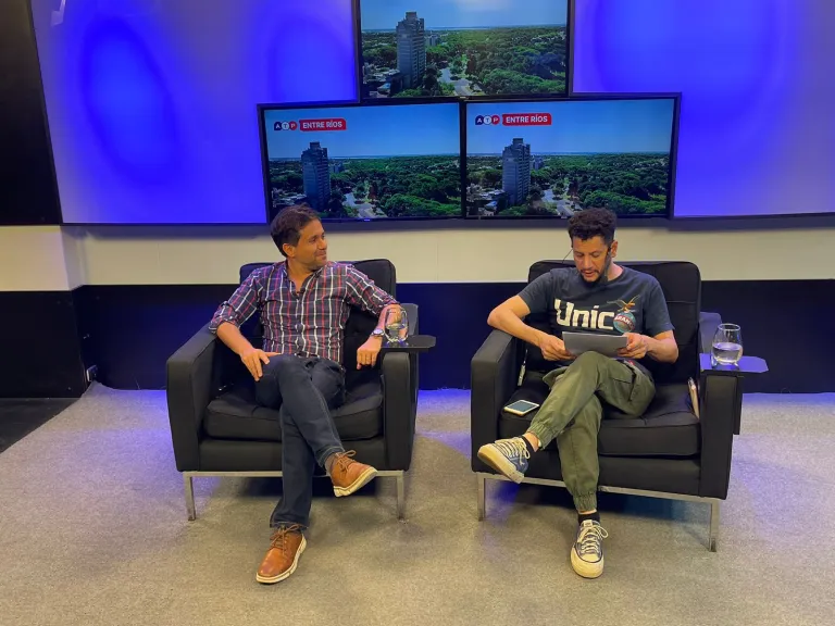 «Tenemos que discutir la Santa Fe del futuro, articulando inversión pública y privada» <a href="/lucassimoniello/">Lucas Simoniello</a> 

💻Nota completa: ruedadeprensa.com.ar/2024/10/14/ten…