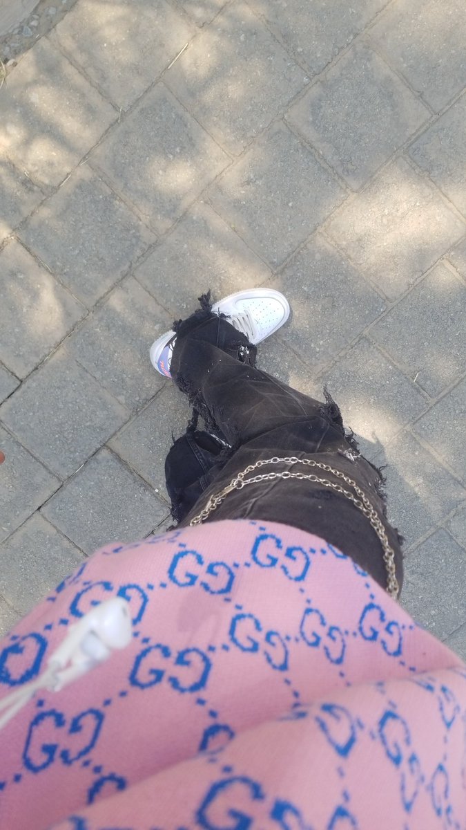 AloneWal's tweet image. o mal da probreza é que não afecta a minha imagem...