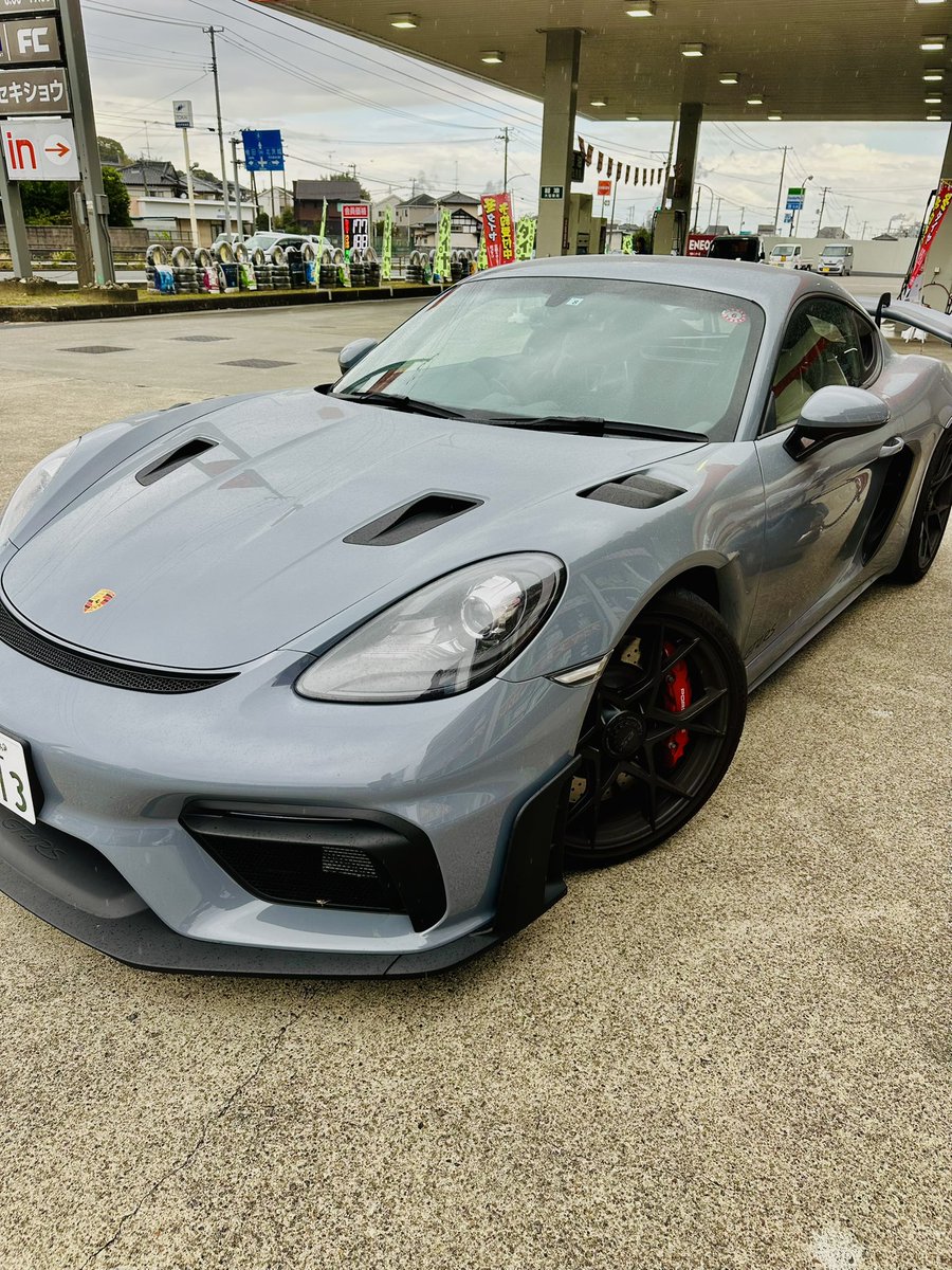 この車かなりのハイスピードでコーナー曲がれるのね。
横に乗せてもらってビビりました。
２台のRS
#GT3RS  
#GT4RS
#ポルシェ