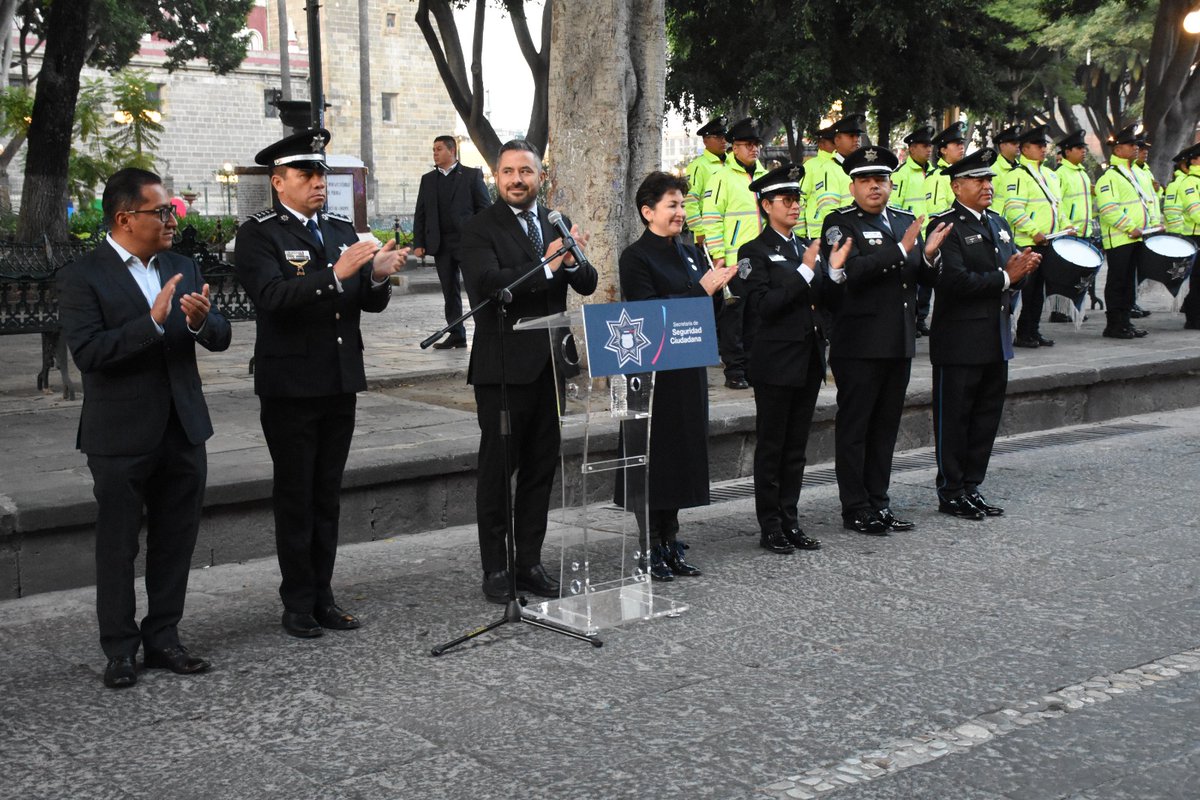 🧵 | Asimismo, los exhortaron a seguir aprovechando las experiencias y conocimientos adquiridos en su día a día, para que, con valor, honor y vocación, continúen construyendo un mejor lugar para la ciudadanía. 🏙️

¡Servicio, honor y valor por Puebla! 👮‍♂️👮‍♀️