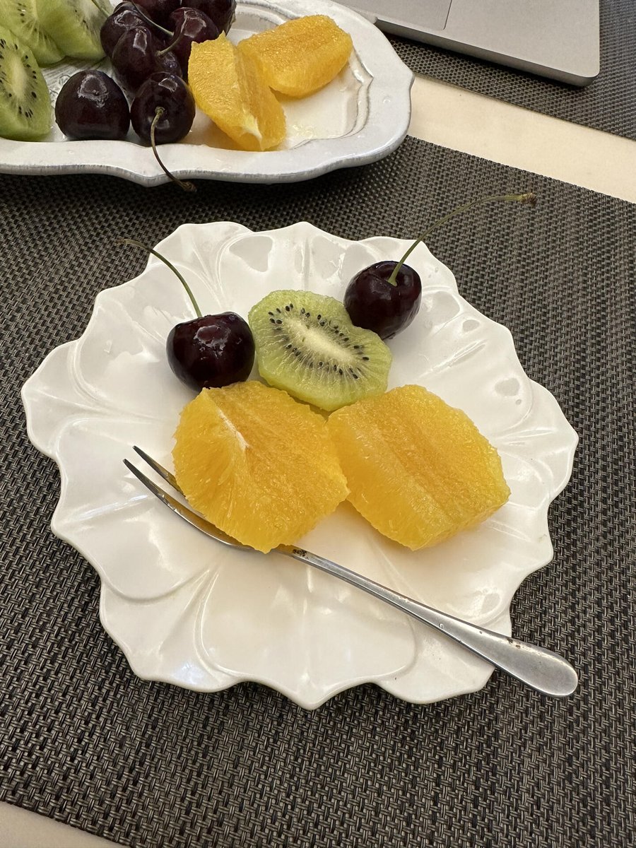 Offeirichard20's tweet photo. Fueling my life with good fruit! 🍊🍒🥝 https://t.co/oErZYT6VEc