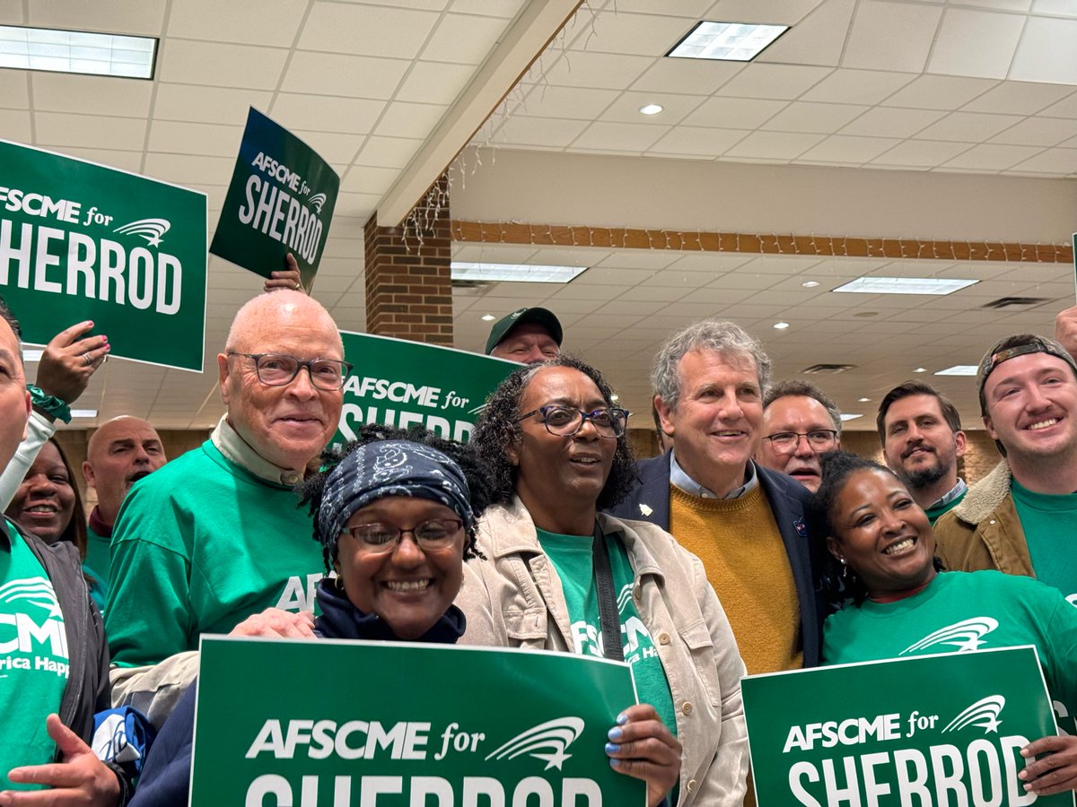 AFSCME's tweet photo. At a rally in Ohio today, AFSCME stood proud alongside other unions in support of @SherrodBrown. Together, we made our voices heard for fair wages, worker freedoms, and a brighter future. With 21 days until Nov. 5, we must keep the momentum going to Election Day! https://t.co/XRwvCWUBW7