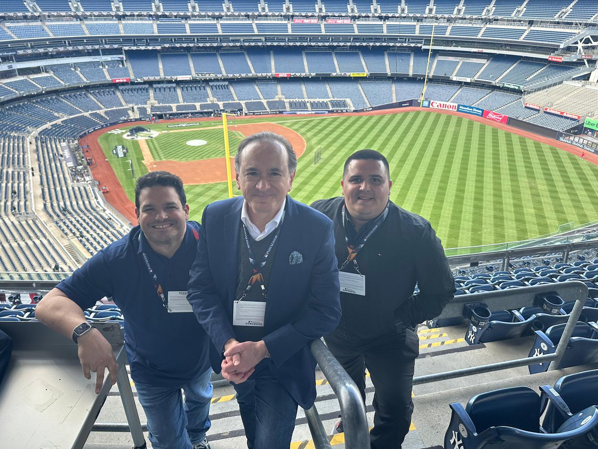 FerAlvarez's tweet image. Con el crew de @1baseballtv en Yankee Stadium. 
@oprieto9 @sotoleandrojr 

#Postseason 
#1Baseball