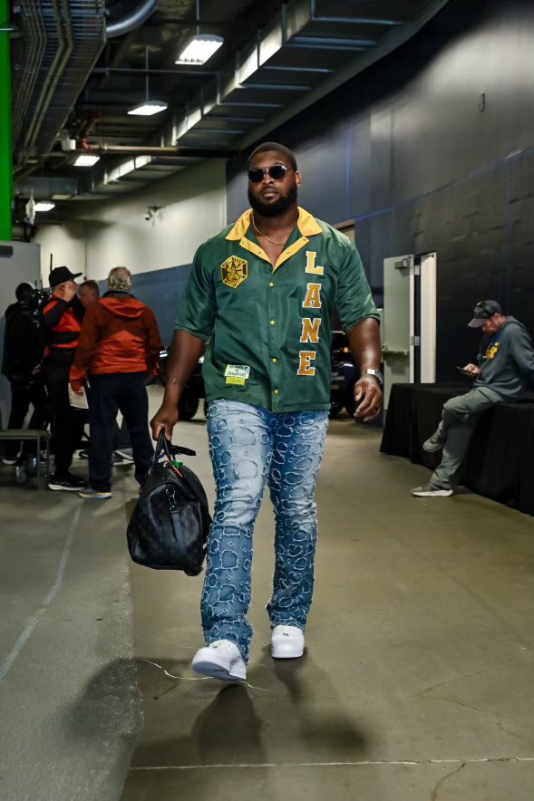 LaneTechHoops's tweet image. Former Lane Tech Basketball player and current Seattle Seahawk Laken Tomlinson with the tunnel fit 🔥